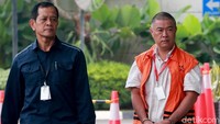 Bagian dari 10 persen nilai proyek yang diminta Bupati Talaud, Sri Wahyumi, pada Bernard itu diberikan dalam bentuk barang-barang mewah.