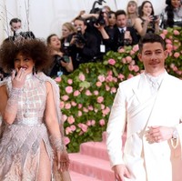 Yang membuat penampilannya tak dikenali adalah di bagian rambut dan makeupnya. Priyanka tampil di Met Gala 2019 dengan rambut yang ditata kribo dengan mahkota. Foto: Getty Images