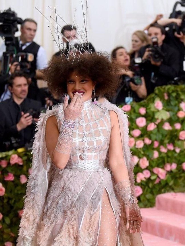 Yang membuat penampilannya tak dikenali adalah di bagian rambut dan makeupnya. Priyanka tampil di Met Gala 2019 dengan rambut yang ditata kribo dengan mahkota. Foto: Getty Images