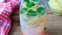 Warna-warni cantik es blewah ini dibuat sendiri oleh netizen. Ia menambahkan Nata De Coco, selasih, dan sirup coco pandan sebagai bahan utamanya. Foto: Instagram tyasprabowo