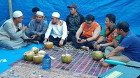 Ustaz Adi Hidayat ternyata penyuka kelapa muda. Saat mengirimkan bantuan pada korban gempa Lombok, September lalu ia terlihat menikmati buah segar itu. Foto: Instagram ustadzadihidayat