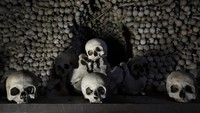 Bahkan masyarakat juga memesan sebuah lahan supaya kelak jika dia mati dikuburkan di Sedlec Ossuary. Dalam waktu singkat, lahan Sedlec Ossuary pun penuh, bahkan banyak mayat dan tulang belulang ditumpuk-tumpuk dan disusun di bawah tanahnya. (iStock)