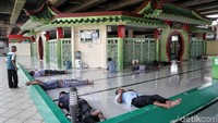 Tak sedikti dari mereka yang nampak beristirahat di halaman depan Masjid Babah Alun, Jakarta.