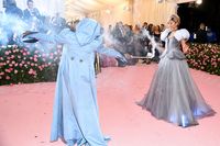 Zendaya Pakai Gaun Menyala di MET Gala 2019, Lindsay Lohan Nyinyir