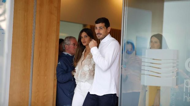 Iker Casillas didampingi istri saat keluar dari rumah sakit.