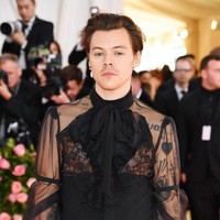 Sedangkan Harry Styles yang merupakan model dari koleksi Gucci itu terlihat memakai atasan lace transparan dan celana high waist hitam di MET Gala 2019. Dengan atasan transparan itu, dada Harry pun terekpos di karpet merah. Vogue menyebut Harry melakukan free the nipple alias membiarkan putingnya terlihat. Foto: Jamie McCarthy/Getty Images