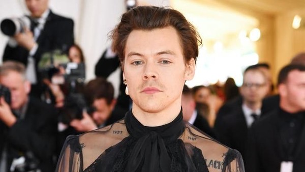 Gaya Mengejutkan Harry Styles Pakai Anting Mutiara dan Sepatu High Heels