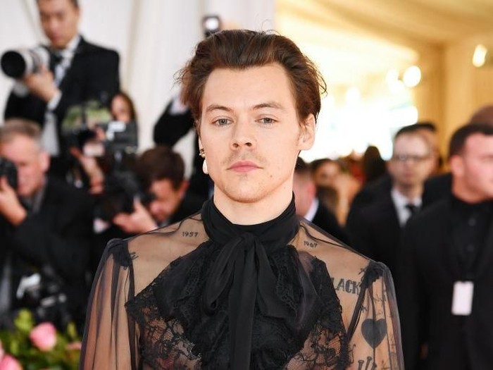 Harry Styles NEW YORK, NEW YORK - MAY 06: Harry Styles and Alessandro Michele attend The 2019 Met Gala Celebrating Camp: Notes on Fashion at Metropolitan Museum of Art on May 06, 2019 in New York City. (Photo by Dimitrios Kambouris/Getty Images for The Met Museum/Vogue)