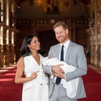 Banyak netizen yang memuji Meghan karena memilih gaun putih untuk sesi pemotretan setelah melahirkan. Saya terkesan Meghan berani memakai baju putih. Waktu pasca-melahirkan adalah terburuk, ujar seorang netizen mengomentari foto tersebut di Instagram People.  (Foto: Getty Images)