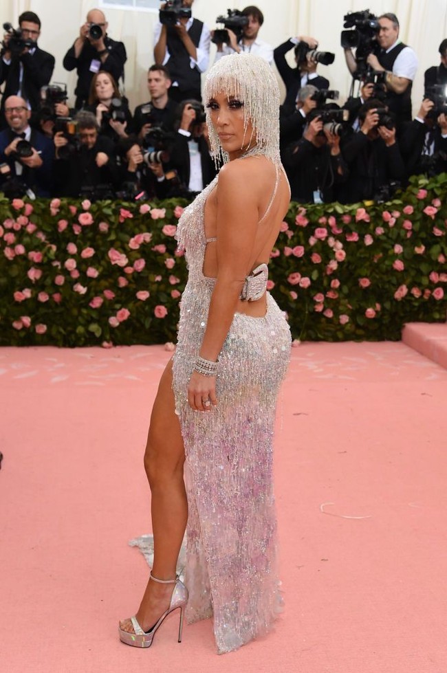 Inilah penampilan Jennifer Lopez saat menghadiri MET Gala 2019 yang bertemakan Camp: Notes on Fashion. Tema MET Gala 2019 tersebut diadaptasi dari esai berjudul Notes on Camp (1964) karya Susan Sontag. Menurutnya, kata camp berkonotasi dengan sesuatu yang humoris, berani dan provokatif. Foto: Jamie McCarthy/Getty Images
