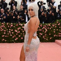 Inilah penampilan Jennifer Lopez saat menghadiri MET Gala 2019 yang bertemakan Camp: Notes on Fashion. Tema MET Gala 2019 tersebut diadaptasi dari esai berjudul Notes on Camp (1964) karya Susan Sontag. Menurutnya, kata camp berkonotasi dengan sesuatu yang humoris, berani dan provokatif. Foto: Jamie McCarthy/Getty Images