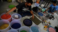 Komunitas berbasis lingkungan bernama Robries Galeri inilah yang membuat terobosan ini. Komunitas ini berasal dari Surabaya, Jawa Timur.