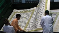 Di Banyuwangi, tepatnya di Masjid Baiturrahman terdapat sebuah Alquran raksasa berukuran 142 x 210 sentimeter. Alquran itu ditulis tangan oleh Abdul Karim dan mulai ditulis pada 1 Februari 2010 dan selesai pada 26 Agustus 2010 untuk dibaca setiap bulan Ramadan di Masjid Baiturrahman Banyuwangi. Antara Foto//Budi Candra Setya.