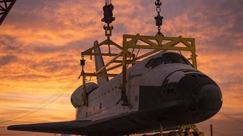 Endeavour pensiun dan ditempatkan secara permanen untuk publik di California Science Center. Foto: Getty Images