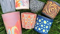 Berbagai paduan warna dan bentuk keramik pernah ia buat. Kebanyakan karyanya dibuat dengan paduan warna-warna yang cerah. Foto: instagram @forestceramicco