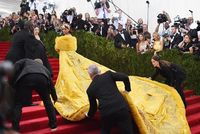 Rihanna di MET Gala 2015.