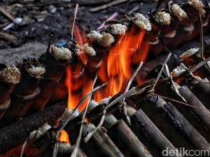 Melihat Pembuatan Lemang Saat Ramadhan