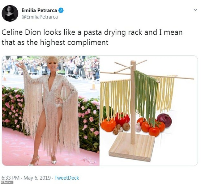 Celine Dion memakai gaun Oscar de la Renta dengan fringe yang dramatis. Namun penampilannya mengingatkan netizen akan pasta yang digantung. Foto: Twitter