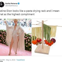 Celine Dion memakai gaun Oscar de la Renta dengan fringe yang dramatis. Namun penampilannya mengingatkan netizen akan pasta yang digantung. Foto: Twitter
