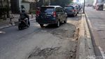 Duh, Jalan Rusak di Bekasi Bikin Macet