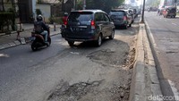 Sejumlah kendaraan melintasi Jalan Chairil Anwar, Bekasi, yang rusak berat.