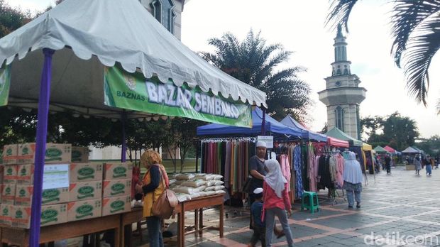 Ngabuburit di Masjid Agung Ciamis Sambil Belanja Sembako Murah