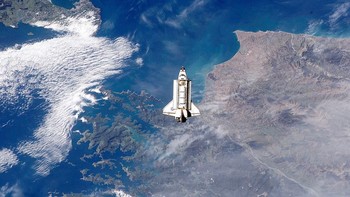 Pemandangan keren Endeavour dijepret dari ISS saat akan berlabuh dalam salah satu misinya. Foto: Getty Images