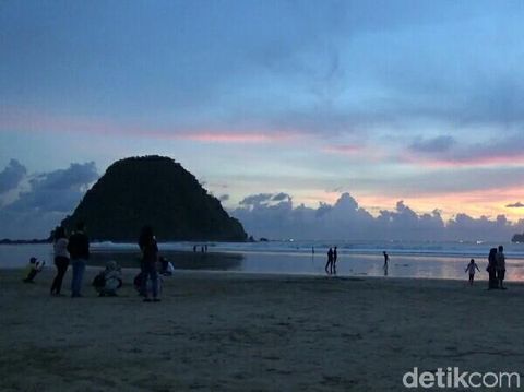 Pantai Pulau Merah Banyuwangi/