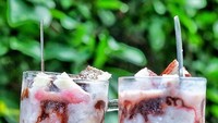 Manis, dingin dan mengenyangkan. Es doger enak yang dipadu dengan potongan buah alpukat. Foto: Instagram@foodgram_yk