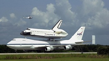 Untuk berpindah tempat, pesawat ulang alik semacam Endeavour diangkut dengan pesawat khusus dengan ditempatkan di bagian atas. Foto: Getty Images