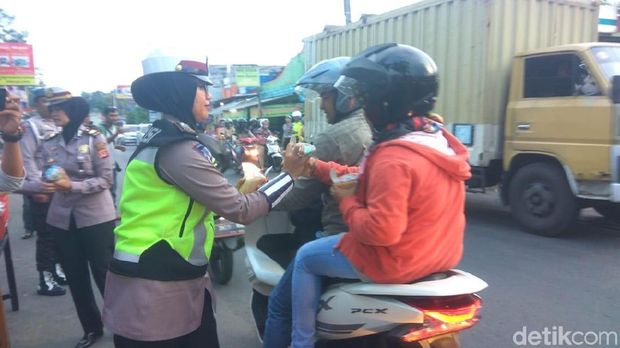 Sambut Ramadhan, Polres Tasikmalaya Bagikan Takjil ke Warga