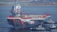 Kapal induk yang satu ini sebenarnya satu era dengan Admiral Kuznetsov milik Uni Soviet. Setelah Uni Soviet pecah, akhirnya kapal induk Liaoning yang tidak rampung pembuatannya ini diakusisi China. REUTERS/Stringer  