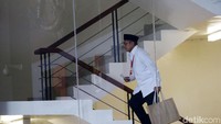 Lukman menaiki tangga menuju ruang pemeriksaan. Dalam kasus yang berawal dari OTT KPK ini, ada tiga orang yang telah ditetapkan menjadi tersangka. Mereka adalah anggota Komisi XI yang juga eks Ketum PPP Rommy, Kepala Kantor Kemenag Gresik Muhammad Muafaq Wirahadi, serta Kepala Kanwil Kemenag Jatim Haris Hasanuddin.
