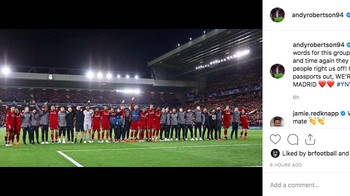 Andy Robertson memajang foto para pemain merayakan kemenangan bersama suporter. “Tidak bisa berkata-kata lagi untuk kelompok pria ini,” tulisnya. Foto: Instagram