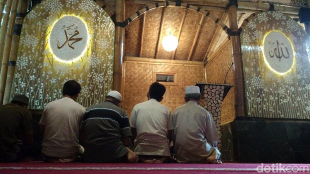 Masjid yang Terbuat dari Bambu Nan Sejuk di Cirebon