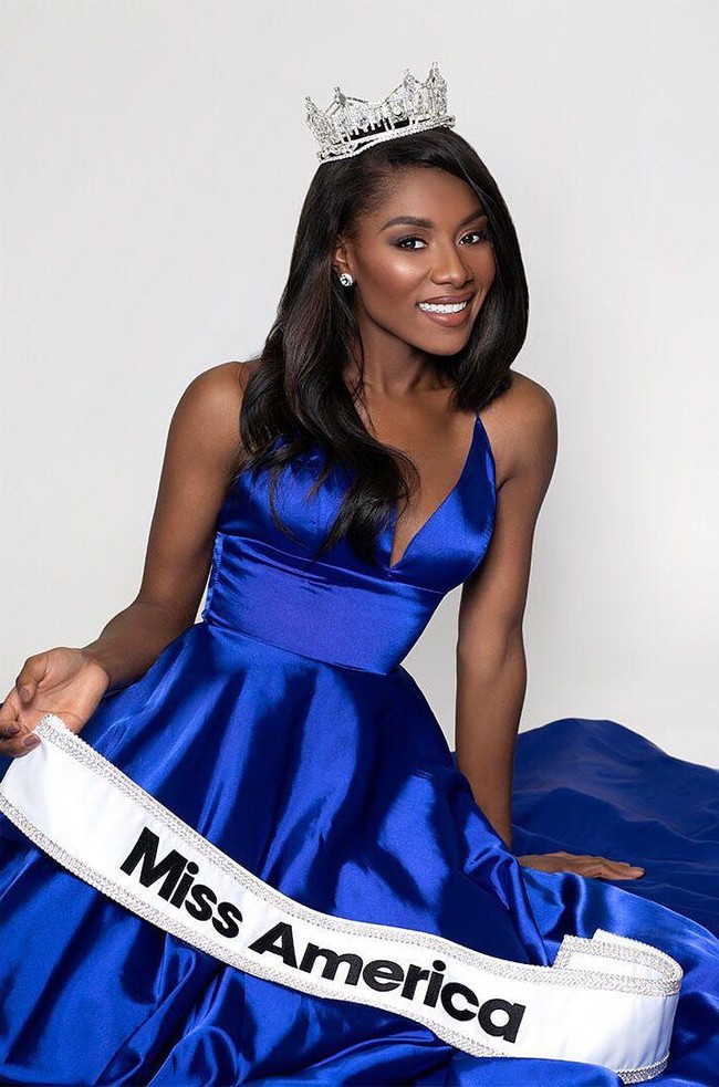 Miss America 2019 Nia Imani Franklin adalah sarjana musik dari East Carolina University. Memiliki suara indah, Nia kemudian melanjutkan pendidikan ke University of North Carolina School of the Arts (UNCSA dan lulus dengan gelar master di bidang musik. Foto: Instagram