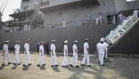 Sejumlah prajurit Angkatan Laut Jepang berjalan di atas kapal JS Samidare, Rabu (8/5/2019). ANTARA FOTO/Dhemas Reviyanto.