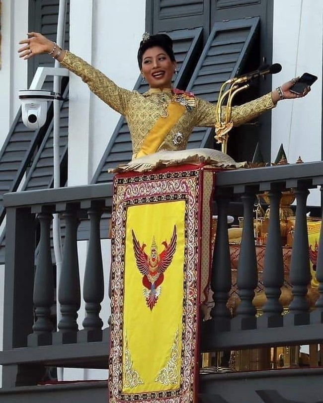 Dan ketika Raja dan Ratu baru Suthida Vajiralongkorn dan anggota keluarga kerajaannya telah selesai menyapa rakyat kemudian masuk ke dalam istana, tampak Putri Sirivannavari dengan ramahnya masih melambaikan tangan ke rakyat.  Foto: Instagram