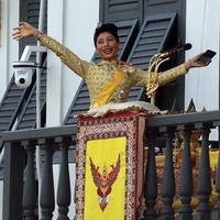Dan ketika Raja dan Ratu baru Suthida Vajiralongkorn dan anggota keluarga kerajaannya telah selesai menyapa rakyat kemudian masuk ke dalam istana, tampak Putri Sirivannavari dengan ramahnya masih melambaikan tangan ke rakyat.  Foto: Instagram