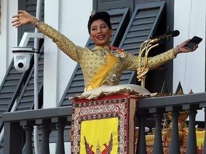 Foto: Putri Thailand yang Curi Atensi Saat Penobatan Raja, Sibuk Pegang HP