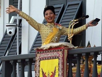 Foto: Putri Thailand yang Curi Atensi Saat Penobatan Raja, Sibuk Pegang HP