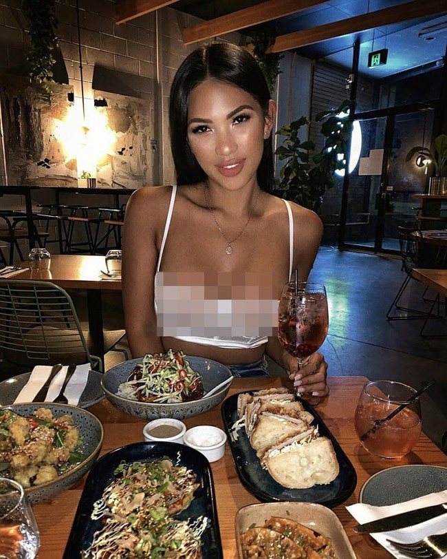 Pada foto itu, Karylle berbagi foto dirinya di Fine and Fettle di Stepney, Australia. Ia duduk di belakang meja penuh makanan mengenakan bralette jaring berwarna putih sambil mengacungkan segelas wine. Foto: Instagram @karylle