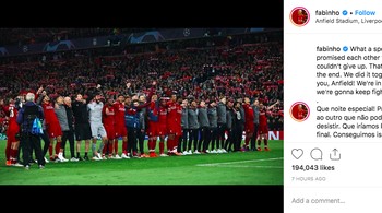 Fabinho memajang foto dengan adegan mirip seperti yang diposting Andy. “Betapa malam yang istimewa. Kami berjanji satu sama lain tidak pernah menyerah. Bahwa kami akan bertarung sampai akhir,” tulis dia. Foto: Instagram