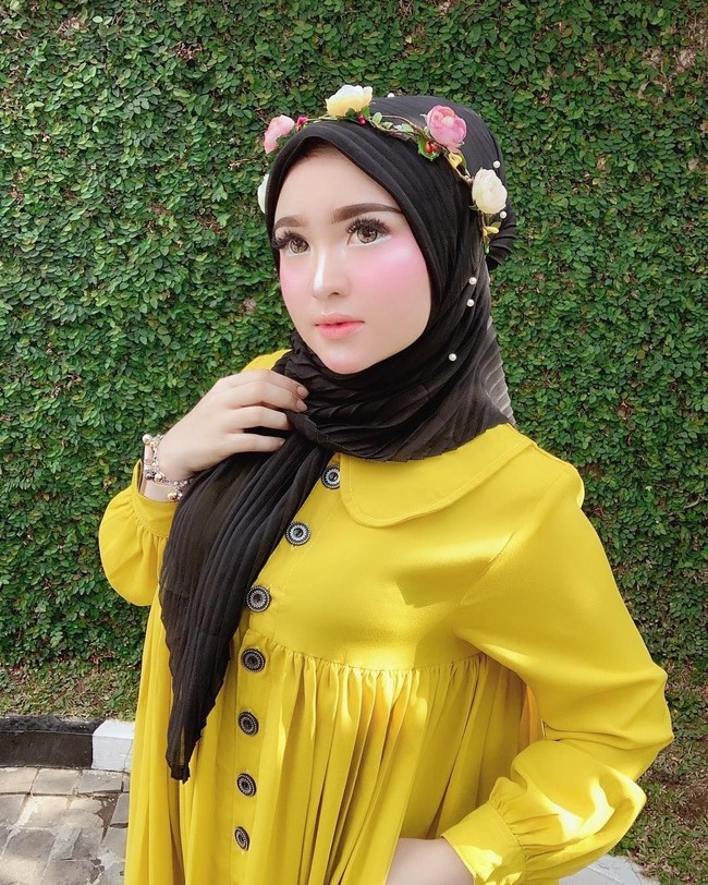 Herlin punya gaya hijab yang khas, yaitu pashmina tumpuk. Ia juga kerap memilih warna-warna pastel untuk busananya sehingge menguatkan kesan girly dan imut pada dirinya.Foto: Instagram