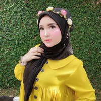 Herlin punya gaya hijab yang khas, yaitu pashmina tumpuk. Ia juga kerap memilih warna-warna pastel untuk busananya sehingge menguatkan kesan girly dan imut pada dirinya.Foto: Instagram