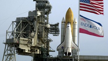 Endeavour dalam salah satu peluncurannya di Kennedy Space Center, Florida. Endeavour adalah pesawat terakhir atau kelima dalam program pesawat ulang alik yang dulu pernah digeber NASA. Foto: Getty Images