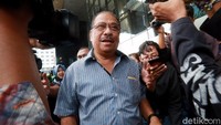 Anggota DPR Melchias Marcus Mekeng bertemu awak media usai menjalani pemeriksaan di gedung KPK, Jakarta, Rabu (8/5/2019).