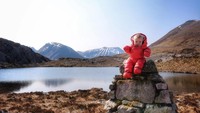 Dalam foto-foto yang dibagikan, Lara terlihat menggemaskan dibalut jaket merah dan penutup kepala merah muda. Dia juga tertawa dalam beberapa kesempatan. (Caledonian Wayfarer/Facebook)