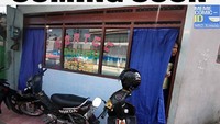 Warteg jadi godaan besar bagi mereka yang sedang puasa. Karenanya beberapa penjual warteg berinisiatif menutupi gerainya dengan tirai. Foto: Istimewa