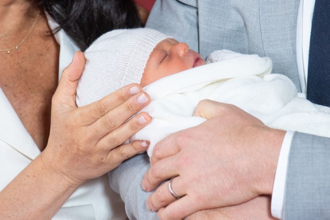 Meghan Markle diketahui melahirkan anaknya di Windsor, Senin (6/5/2019) pagi, pukul 05.26 waktu setempat. Bayi tersebut lahir dengan berat 3,2 kilogram. Meski sudah terungkap wajahnya, nama anak pertama Pangeran Harry dan Meghan ini belum diumumkan. (Foto: Getty Images)